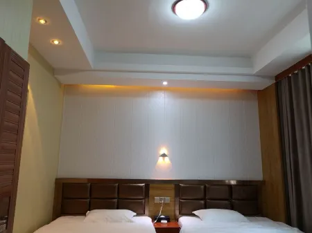 Sanhe Holiday Inn Отели рядом с достопримечательностью «Shuangbi Square»