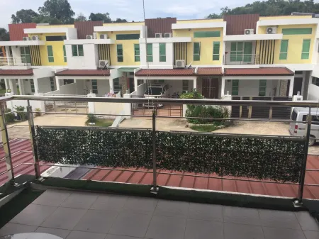 Co. Living Suite Отели рядом с достопримечательностью «Gadong Night Market»