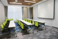 Holiday Inn Express Taizhou CMC Hotels in Taizhou