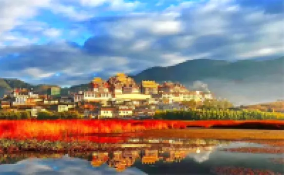 潤境逸賢居デザイナー酸素供給民宿 香格里拉（独克宗古城大仏寺転経筒）