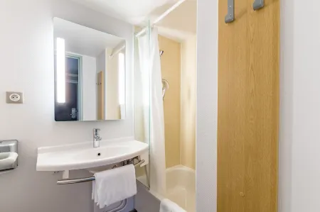 B&B Hôtel Tours Nord 1 Val de Loire Отели в г. Парсе-Меле