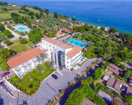 Hotel Villa Paradiso Suite モニーガ・デル・ガルダのホテル