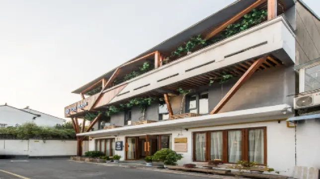 Floral Yuelaixi Chinese Inn (Suzhou Shiquan Street Sanyuanfang Subway Station) Hotels in Suzhou