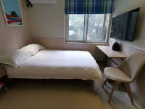 易佰酒店(上海虹桥机场龙柏新村地铁站店) - 易尊大床房