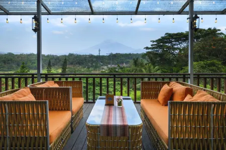 Puri Asri Hotel & Resort Magelang Отели рядом с достопримечательностью «Statue of Prince Diponegoro»