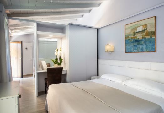 2. Hotel Gr..