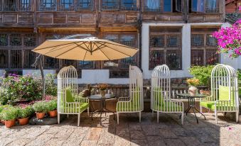 Courtyard & Sunlight Inn