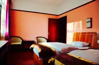 玉龍長征商務飯店 老君山國家地質公園-針闊混交林附近的飯店