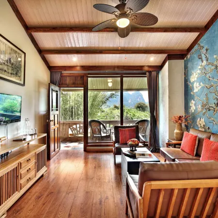 Yangshuo Mountain Retreat-by Yulong River