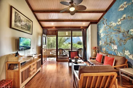 Yangshuo Mountain Retreat-by Yulong River