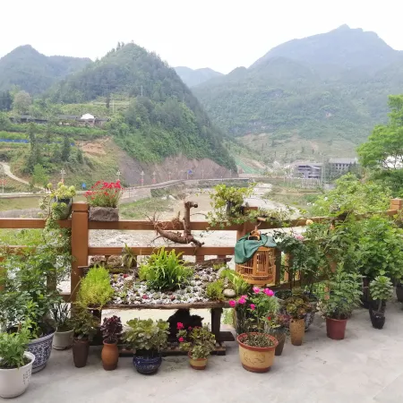 Xuanhan Riverside Xiaozhu Inn