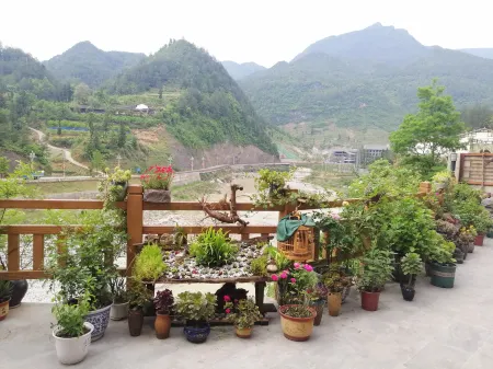 Xuanhan Riverside Xiaozhu Inn Отели рядом с достопримечательностью «Bashan Grand Canyon Luopan Peak»