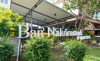 "a sign with the words "" ban nakorn bank "" written on it , located in front of a building" at Viva Hotel Songkhla