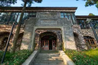 Baiyun Hotel Hotels near Du Yuesheng Mansion