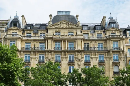 Fraser Suites le Claridge Champs-Elysées Отели рядом с достопримечательностью «Театр Елисейских Полей»