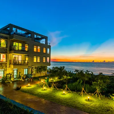 Whitecaps Hostel Hotels near Farglory Ocean Park