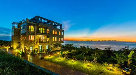 Whitecaps Hostel Отели рядом с достопримечательностью «General Hall»