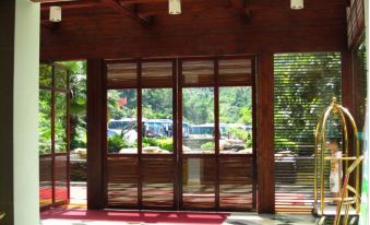 Panlong Canyon Holiday Hotel