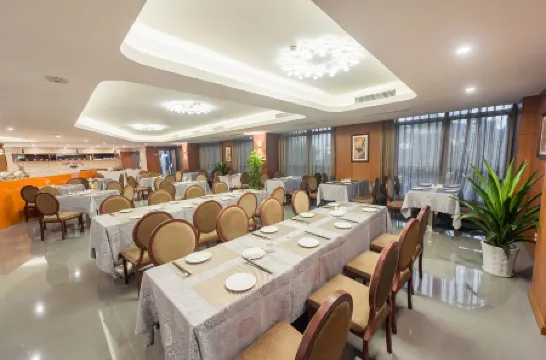 Days Inn by Wyndham Chongqing Guangyu Shangbin Отели рядом с достопримечательностью «Yangzidao Holiday Club»