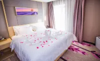 YOFON HOTELS (Xiaogan East Station Intime City Branch) - balcony