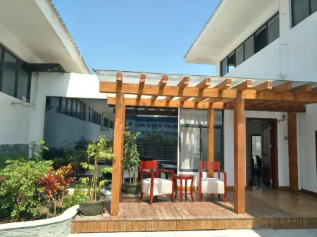 DONG FANG YING BIN HOTEL Отели рядом с достопримечательностью «Dongfang Cultural Square»