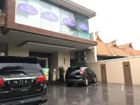 Life Emerald Hotel Surabaya - parking