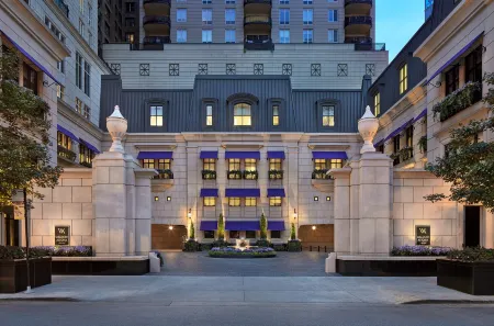Waldorf Astoria Chicago Отели рядом с достопримечательностью «Сити Холл»