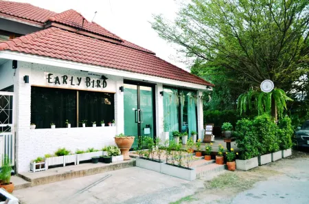 Early Bird Hostel Ayutthaya Отели рядом с достопримечательностью «Wihan Phra Mongkhon Bophit»