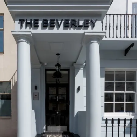 The Beverley Hotel London - Victoria Отели рядом с достопримечательностью «Конгресс-центр Emmanuel Centre»