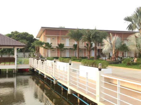 Sweet Home Resort Отели рядом с достопримечательностью «Wat Sutthawas»