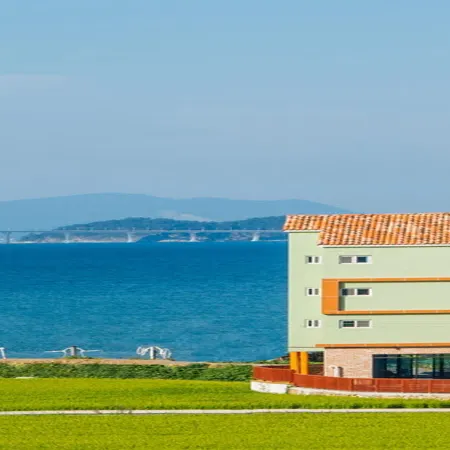 Geoje Beach House Отели рядом с достопримечательностью «Тематический бамбуковый парк «Мэнджонджук»»