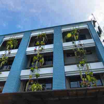 Amity Poshtel Hotel Exterior