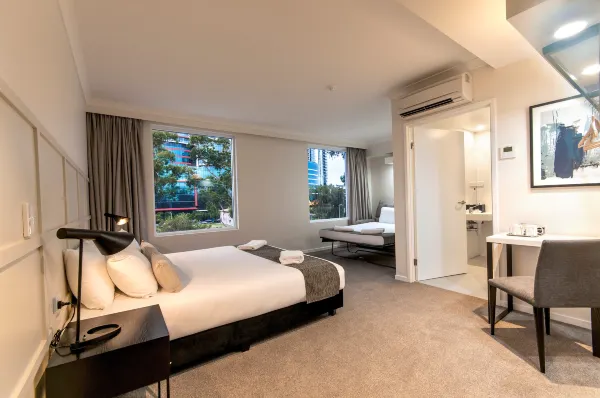 Woodroffe Hotel Southport Gold Coast exterior and entrance