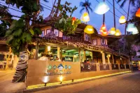 Vacation Village Phra Nang Inn Отели рядом с достопримечательностью «Blue Dragon Cabaret Show»