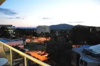 堪培拉迪金森阿迪娜服務式公寓飯店 - 山景