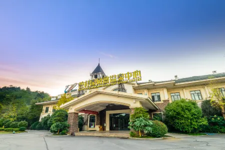 Country Garden Phoenix Hot Spring Center Soup Kitchen Отели рядом с достопримечательностью «Taiyi Statue of God»