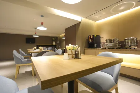 Homeinn · neo (Harbin Pingfang Xinjiang Street) Отели рядом с достопримечательностью «Harbin Railway Vocational and Technical College»