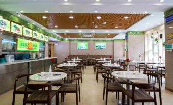 Vienna Hotel (Shenzhen Yantian Port Hong'anwei Metro Station) - Housity