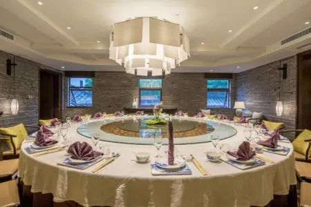 Dongya Hotel Отели рядом с достопримечательностью «Baisui Palace»