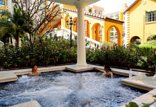 Three Bears, Thailand Pattaya Venetian Apartment