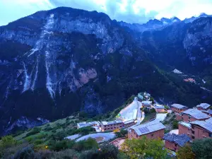 Snow Mountain Hotel On the Cliff