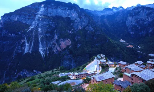 Snow Mountain Hotel On the Cliff