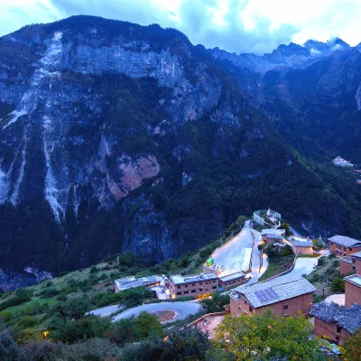 Shangri-La Snow Mountain Hotel On the Cliff Hotels near Balagezong Scenic Area