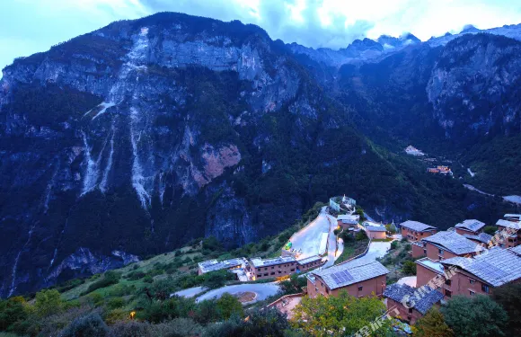 香格里拉巴拉格宗雪山懸崖神蹟酒店