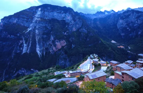 Shangri-La Snow Mountain Hotel On the Cliff