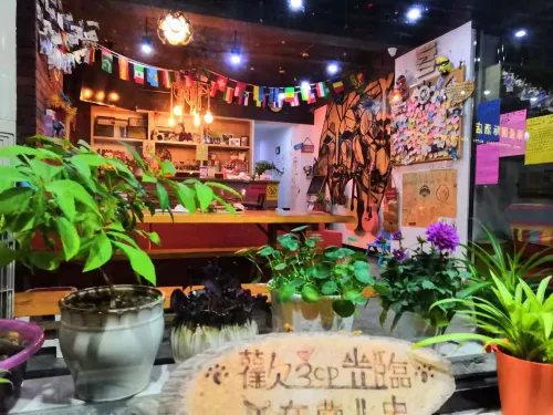 Pigeon Tree Riverside Inn(Wujiagang) - Hostels
