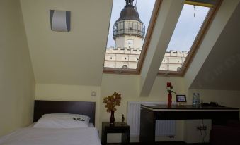 Hotel Pod Dębem - Housity