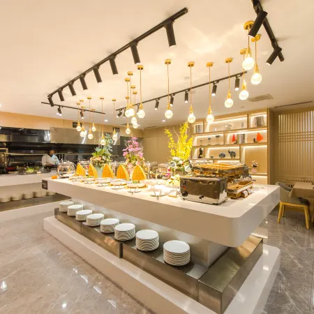 Ausotel Hotel Отели рядом с достопримечательностью «Горячая Источники Большого Цзян»