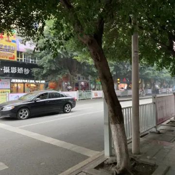 Chongqing Yijian Hotel (Hechuan Wenfeng Ancient Street) Отели рядом с достопримечательностью «Готовная станция для пассажиров в Хичуане»