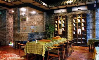 Fanghua Xiaozhu Inn (Film Commune Store, Longhua District, Haikou)